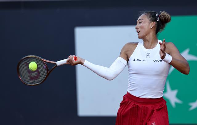(250513) -- ROME, May 13, 2025 (Xinhua) -- Zheng Qinwen returns a shot during the women's singles round of 16 match between Zheng Qinwen of China and Bianca Andreescu of Canada at the WTA Italian Open in Rome, Italy, May 12, 2025. (Xinhua/Li Jing)