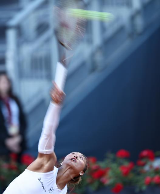 (250513) -- ROME, May 13, 2025 (Xinhua) -- Zheng Qinwen serves during the women's singles round of 16 match between Zheng Qinwen of China and Bianca Andreescu of Canada at the WTA Italian Open in Rome, Italy, May 12, 2025. (Xinhua/Li Jing)