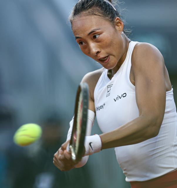 (250513) -- ROME, May 13, 2025 (Xinhua) -- Zheng Qinwen returns a shot during the women's singles round of 16 match between Zheng Qinwen of China and Bianca Andreescu of Canada at the WTA Italian Open in Rome, Italy, May 12, 2025. (Xinhua/Li Jing)