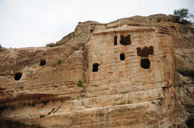 (250513) -- KHINIS, May 13, 2025 (Xinhua) -- This photo taken on May 12, 2025 shows Assyrian reliefs in the Khinis Valley, northern Iraq. (Xinhua/Duan Minfu)