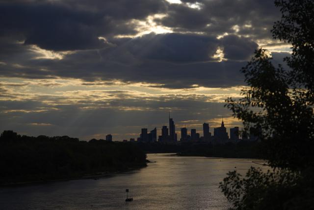 (250513) -- WARSAW, May 13, 2025 (Xinhua) -- The sun sets over the city skyline as seen from a bridge spanning the Vistula River in Warsaw, Poland, on May 12, 2025. (Photo by Jaap Arriens/Xinhua)