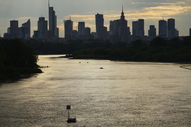 (250513) -- WARSAW, May 13, 2025 (Xinhua) -- The sun sets over the city skyline as seen from a bridge spanning the Vistula River in Warsaw, Poland, on May 12, 2025. (Photo by Jaap Arriens/Xinhua)