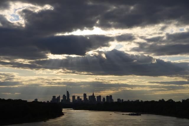 (250513) -- WARSAW, May 13, 2025 (Xinhua) -- The sun sets over the city skyline as seen from a bridge spanning the Vistula River in Warsaw, Poland, on May 12, 2025. (Photo by Jaap Arriens/Xinhua)