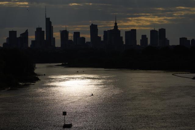 (250513) -- WARSAW, May 13, 2025 (Xinhua) -- The sun sets over the city skyline as seen from a bridge spanning the Vistula River in Warsaw, Poland, on May 12, 2025. (Photo by Jaap Arriens/Xinhua)