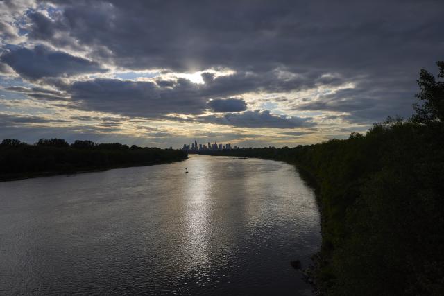 (250513) -- WARSAW, May 13, 2025 (Xinhua) -- The sun sets over the city skyline as seen from a bridge spanning the Vistula River in Warsaw, Poland, on May 12, 2025. (Photo by Jaap Arriens/Xinhua)