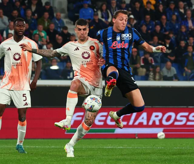 (250513) -- BERGAMO, May 13, 2025 (Xinhua) -- Atalanta's Mateo Retegui (R) vies with Roma's Gianluca Mancini during a Serie A soccer match between Atalanta and Roma in Bergamo, Italy, May 12, 2025. (Photo by Alberto Lingria/Xinhua)