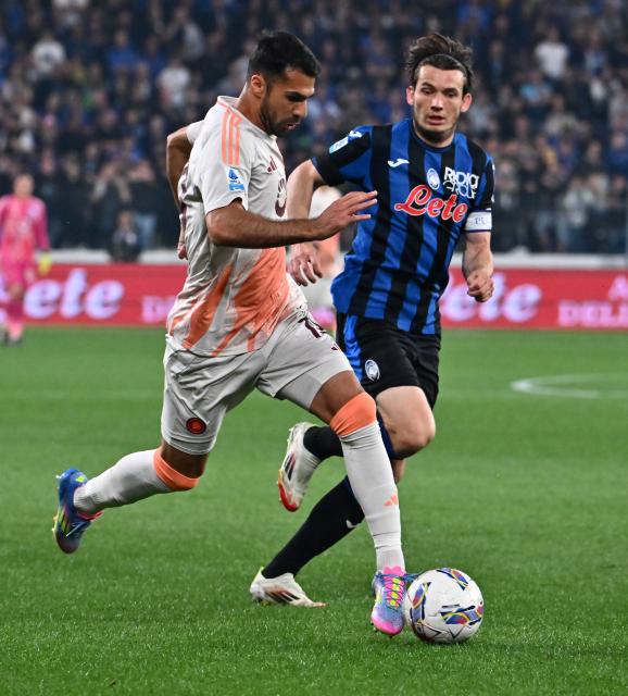 (250513) -- BERGAMO, May 13, 2025 (Xinhua) -- Atalanta's Marten De Roon (R) vies with Roma's Zeki Celik during a Serie A soccer match between Atalanta and Roma in Bergamo, Italy, May 12, 2025. (Photo by Alberto Lingria/Xinhua)