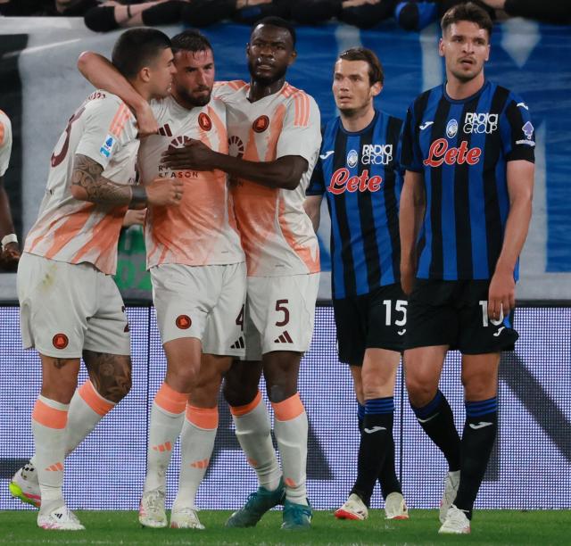 (250513) -- BERGAMO, May 13, 2025 (Xinhua) -- Roma's Bryan Cristante (2nd L) celebrates his goal with teammates during a Serie A soccer match between Atalanta and Roma in Bergamo, Italy, May 12, 2025. (Photo by Alberto Lingria/Xinhua)