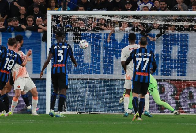 (250513) -- BERGAMO, May 13, 2025 (Xinhua) -- Roma's Bryan Cristante (2nd L) scores during a Serie A soccer match between Atalanta and Roma in Bergamo, Italy, May 12, 2025. (Photo by Alberto Lingria/Xinhua)