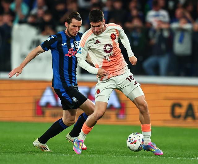 (250513) -- BERGAMO, May 13, 2025 (Xinhua) -- Atalanta's Marten De Roon (L) vies with Roma's Mathias Soule during a Serie A soccer match between Atalanta and Roma in Bergamo, Italy, May 12, 2025. (Photo by Alberto Lingria/Xinhua)