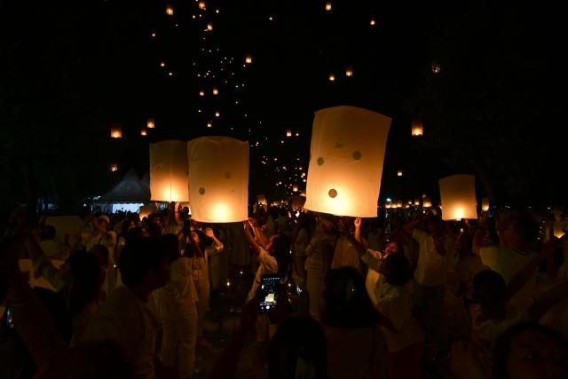 (250513) -- BEIJING, May 13, 2025 (Xinhua) -- People release prayer lanterns on Vesak Day in front of Borobudur Temple in Magelang, Central Java, Indonesia, May 12, 2025. (Xinhua/Zulkarnain)