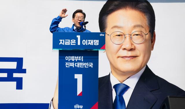(250513) -- BEIJING, May 13, 2025 (Xinhua) -- Lee Jae-myung, presidential candidate of South Korea's majority liberal Democratic Party, attends a campaign for the presidential election in Seoul, South Korea, May 12, 2025.
  South Korea on Monday kicked off an official campaign for the snap presidential election on June 3, caused by the ouster of former conservative President Yoon Suk-yeol from office over his botched martial law bid last December. (Photo by Jun Hyosang/Xinhua)