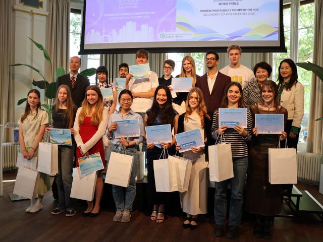 (250513) -- ROTTERDAM, May 13, 2025 (Xinhua) -- The finalists and guests pose for a group photo at the end of the 24th "Chinese Bridge" Chinese Proficiency Competition for Foreign College Students in the Netherlands in Rotterdam, the Netherlands, May 11, 2025. The 24th "Chinese Bridge" Chinese Proficiency Competition for Foreign College Students in the Netherlands has chosen the country's champion for the global finals scheduled in Beijing later this year.
  TO GO WITH "Dutch final of 24th 'Chinese Bridge' contest held in Rotterdam" (Photo by Sun Jingjing/Xinhua)