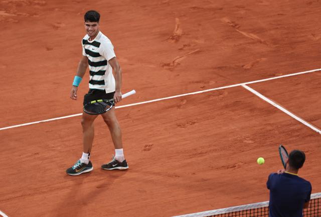 (250531) -- PARIS, May 31, 2025 (Xinhua) -- Carlos Alcaraz (L) of Spain reacts during the men's singles third round match against Damir Dzumhur of Bosnia and Herzegovina at the French Open tennis tournament at Roland Garros, Paris, France, May 30, 2025. (Xinhua/Li Jing)