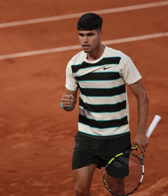 (250531) -- PARIS, May 31, 2025 (Xinhua) -- Carlos Alcaraz of Spain celebrates a point during the men's singles third round match against Damir Dzumhur of Bosnia and Herzegovina at the French Open tennis tournament at Roland Garros, Paris, France, May 30, 2025. (Xinhua/Li Jing)
