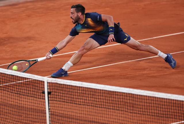 (250531) -- PARIS, May 31, 2025 (Xinhua) -- Damir Dzumhur of Bosnia and Herzegovina returns the shot during the men's singles third round match against Carlos Alcaraz of Spain at the French Open tennis tournament at Roland Garros, Paris, France, May 30, 2025. (Xinhua/Li Jing)