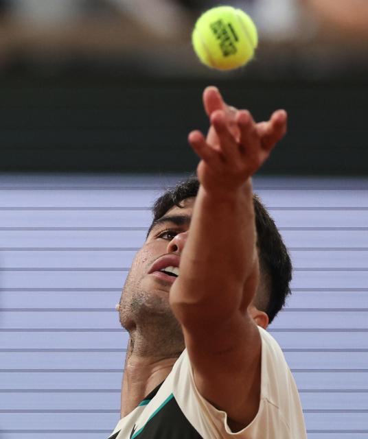 (250531) -- PARIS, May 31, 2025 (Xinhua) -- Carlos Alcaraz of Spain serves during the men's singles third round match against Damir Dzumhur of Bosnia and Herzegovina at the French Open tennis tournament at Roland Garros, Paris, France, May 30, 2025. (Xinhua/Li Jing)