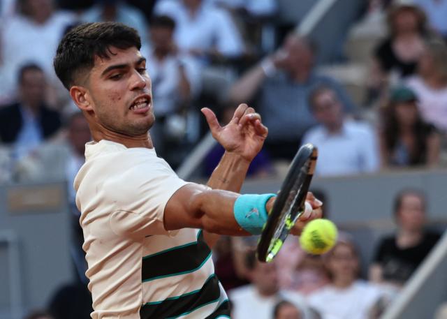 (250531) -- PARIS, May 31, 2025 (Xinhua) -- Carlos Alcaraz of Spain returns a shot during the men's singles third round match against Damir Dzumhur of Bosnia and Herzegovina at the French Open tennis tournament at Roland Garros, Paris, France, May 30, 2025. (Xinhua/Li Jing)