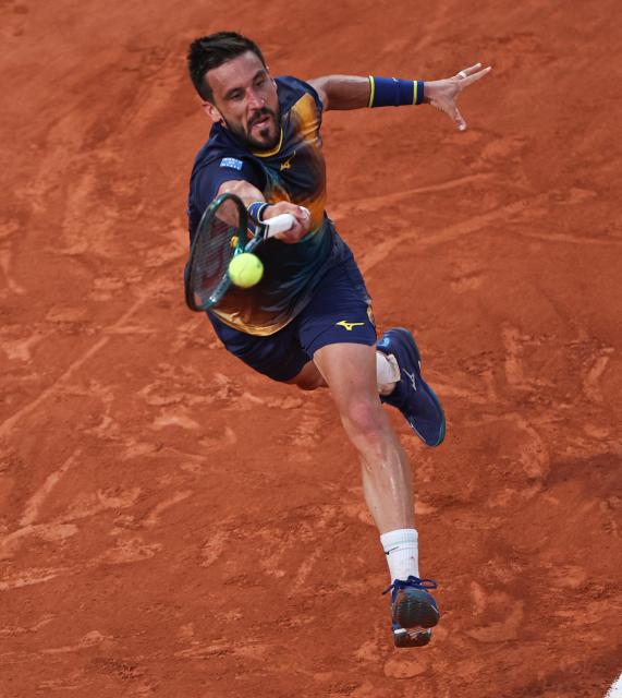 (250531) -- PARIS, May 31, 2025 (Xinhua) -- Damir Dzumhur of Bosnia and Herzegovina returns the shot during the men's singles third round match against Carlos Alcaraz of Spain at the French Open tennis tournament at Roland Garros, Paris, France, May 30, 2025. (Xinhua/Li Jing)