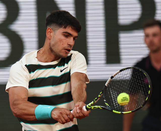 (250531) -- PARIS, May 31, 2025 (Xinhua) -- Carlos Alcaraz of Spain returns a shot during the men's singles third round match against Damir Dzumhur of Bosnia and Herzegovina at the French Open tennis tournament at Roland Garros, Paris, France, May 30, 2025. (Xinhua/Li Jing)