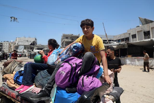 (250531) -- GAZA, May 31, 2025 (Xinhua) -- Displaced Palestinians are pictured on a street in Jabalia refugee camp, as they flee with their belongings from Jabalia area in northern Gaza Strip to central and western Gaza City, on May 30, 2025. (Photo by Rizek Abdeljawad/Xinhua)