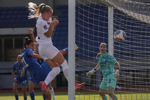 (250531) -- LJUBLJANA, May 31, 2025 (Xinhua) -- Zara Kramzar (top) of Slovenia shoots to score during the UEFA Women's Nations League B group 2 football match between Slovenia and Greece in Ljubljana, Slovenia, May 30, 2025. (Photo by Zeljko Stevanic/Xinhua)