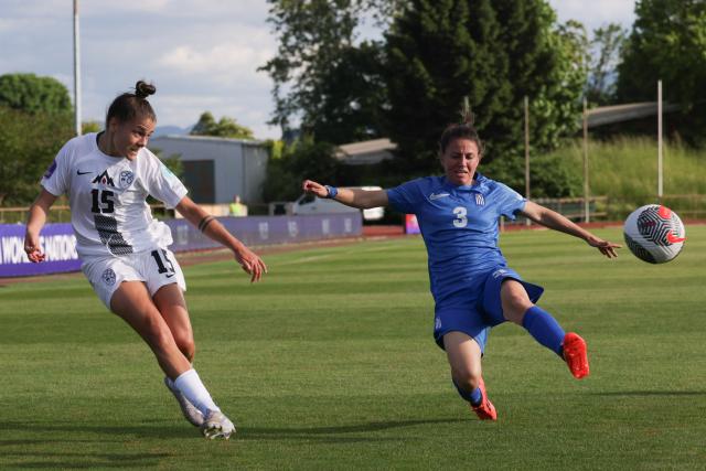 (250531) -- LJUBLJANA, May 31, 2025 (Xinhua) -- Sara Makovec (L) of Slovenia passes the ball during the UEFA Women's Nations League B group 2 football match between Slovenia and Greece in Ljubljana, Slovenia, May 30, 2025. (Photo by Zeljko Stevanic/Xinhua)