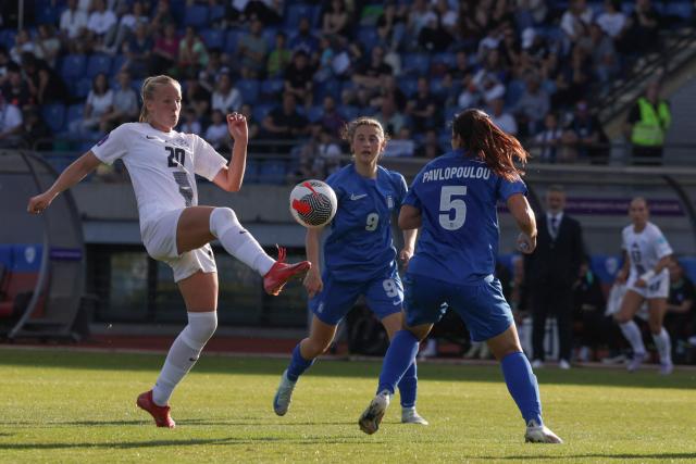 (250531) -- LJUBLJANA, May 31, 2025 (Xinhua) -- Zara Kramzar (L) of Slovenia competes during the UEFA Women's Nations League B group 2 football match between Slovenia and Greece in Ljubljana, Slovenia, May 30, 2025. (Photo by Zeljko Stevanic/Xinhua)