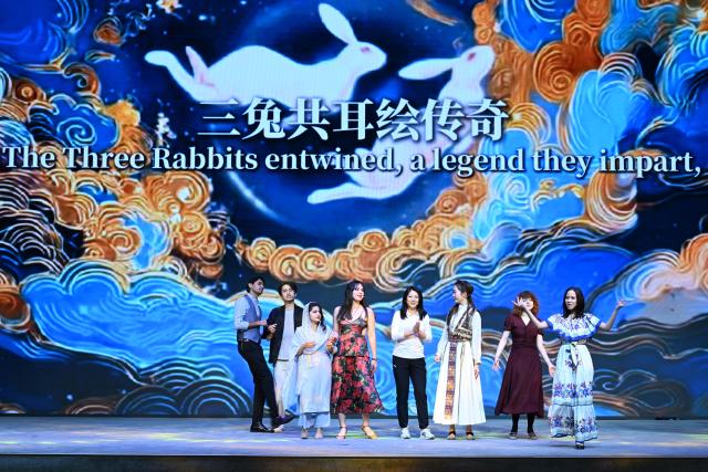 (250531) -- DUNHUANG, May 31, 2025 (Xinhua) -- Guests from home and abroad give a themed demonstration at the opening ceremony of the fourth Dialogue on Exchanges and Mutual Learning among Civilizations in Dunhuang, northwest China's Gansu Province, May 30, 2025. The fourth Dialogue on Exchanges and Mutual Learning among Civilizations kicked off here on Friday. About 400 people attended the meeting, including political leaders, scholars, and heads of international organizations and non-governmental organizations from multiple countries. (Xinhua/Zhang Ling)