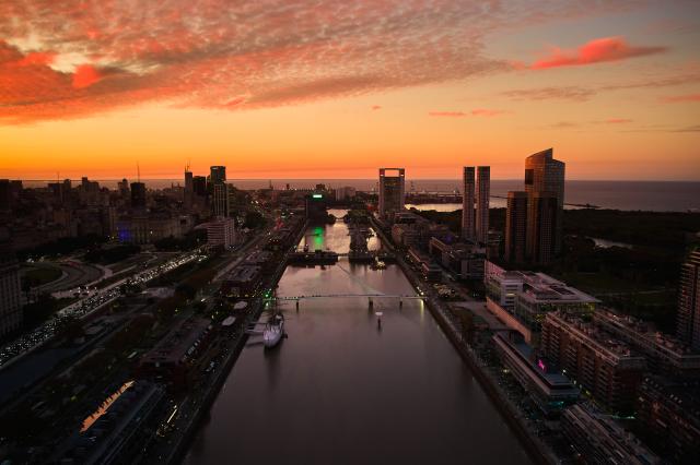 (250601) -- BEIJING, June 1, 2025 (Xinhua) -- An aerial drone photo taken on May 30, 2025 shows the scenery at sunset in Buenos Aires, Argentina. (Xinhua/Meng Dingbo)
