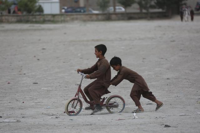 (250601) -- BEIJING, June 1, 2025 (Xinhua) -- Afghan children have fun in Kabul, capital of Afghanistan, May 26, 2025. (Photo by Saifurahman Safi/Xinhua)