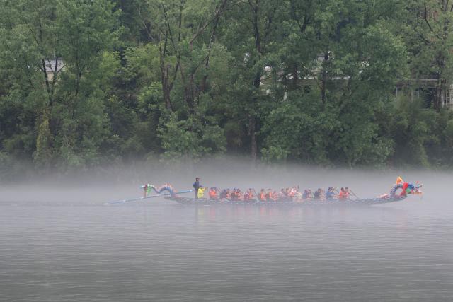 (250601) -- BEIJING, June 1, 2025 (Xinhua) -- Team members row a dragon boat at Taohuatan Township, Jingxian County, east China's Anhui Province, May 28, 2025. (Xinhua/Zhang Duan)