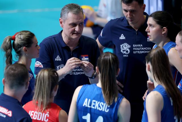 (250601) -- BELGRADE, June 1, 2025 (Xinhua) -- Serbia's head coach Zoran Terzic (C) speaks with players during a friendly volleyball match between Serbia and Russia, in Belgrade, Serbia on May 31, 2025. (Photo by Predrag Milosavljevic/Xinhua)