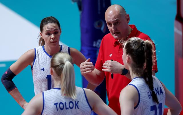 (250601) -- BELGRADE, June 1, 2025 (Xinhua) -- Russia's head coach Konstantin Ushakov (2nd R) speaks with players during a friendly volleyball match between Serbia and Russia, in Belgrade, Serbia on May 31, 2025. (Photo by Predrag Milosavljevic/Xinhua)
