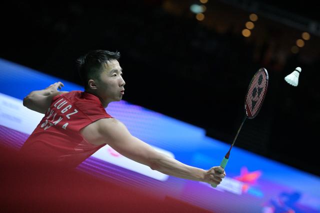(250601) -- SINGAPORE, June 1, 2025 (Xinhua) -- Lu Guangzu returns a shot during the men's singles final match between Kunlavut Vitidsarn of Thailand and Lu Guangzu of China at the Singapore Badminton Open 2025 in Singapore, June 1, 2025. (Photo by Then Chih Wey/Xinhua)