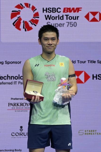 (250601) -- SINGAPORE, June 1, 2025 (Xinhua) -- Kunlavut Vitidsarn poses on the podium during the awarding ceremony after the men's singles final match between Kunlavut Vitidsarn of Thailand and Lu Guangzu of China at the Singapore Badminton Open 2025 in Singapore, June 1, 2025. (Photo by Then Chih Wey/Xinhua)