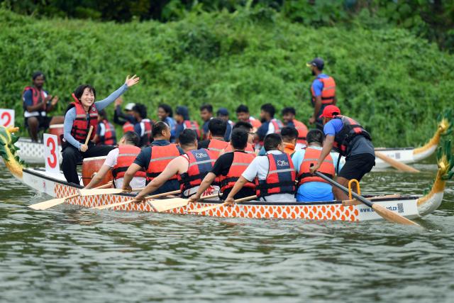 (250601) -- KOTTE, June 1, 2025 (Xinhua) -- People take part in the 2025 Dragon Boat Festival China-Sri Lanka Friendship Cup Dragon Boat Championship in Kotte, Sri Lanka, on May 31, 2025. In a gesture of sports diplomacy and cultural exchange, the Chinese Embassy in Sri Lanka has donated five 12-person international-standard dragon boats to Sri Lanka's Ministry of Youth Affairs and Sports.
   The donation was formally made on Saturday at the 2025 Dragon Boat Festival China-Sri Lanka Friendship Cup Dragon Boat Championship.
  TO GO WITH "China donates 5 int'l-standard dragon boats to Sri Lanka" (Photo by Ajith Perera/Xinhua)