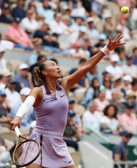 (250601) -- PARIS, June 1, 2025 (Xinhua) -- Zheng Qinwen serves during the women's singles 4th round match between Liudmila Samsonova of Russia and Zheng Qinwen of China at the French Open tennis tournament at Roland Garros, Paris, France, June 1, 2025. (Xinhua/Gao Jing)