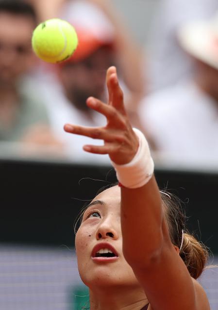(250601) -- PARIS, June 1, 2025 (Xinhua) -- Zheng Qinwen serves during the women's singles 4th round match between Liudmila Samsonova of Russia and Zheng Qinwen of China at the French Open tennis tournament at Roland Garros, Paris, France, June 1, 2025. (Xinhua/Gao Jing)