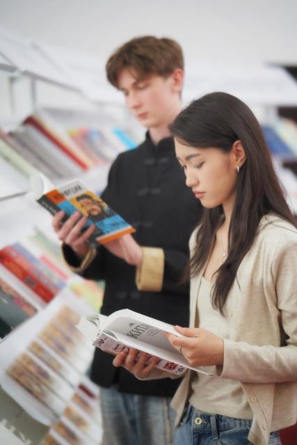 (250602) -- ALMATY, June 2, 2025 (Xinhua) -- Students read books at an event during the 2025 Kazakhstan "Chinese Silk Road Literature Week" at Al-Farabi Kazakh National University in Almaty, Kazakhstan, May 31, 2025.
  The opening ceremony of the 2025 Kazakhstan "Chinese Silk Road Literature Week" and a thematic forum titled "New Rhythms of the Silk Road: Literature Makes Life Better" were successfully held on Saturday at Al-Farabi Kazakh National University.
  The event drew more than 300 participants, including local readers, students and literature enthusiasts, and guests from China. (Xinhua/Zhao Yu)