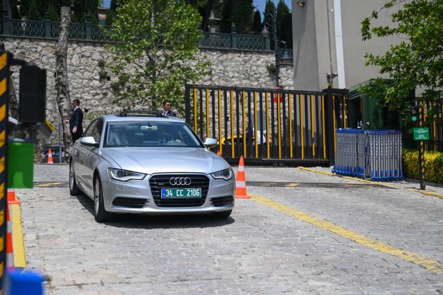 (250602) -- ISTANBUL, June 2, 2025 (Xinhua) -- A vehicle carrying members of the Russian delegation arrives at the Ciragan Palace in Istanbul, Türkiye, June 2, 2025. Ukrainian and Russian delegations resumed peace negotiations on Monday in Istanbul. (Xinhua/Liu Lei)