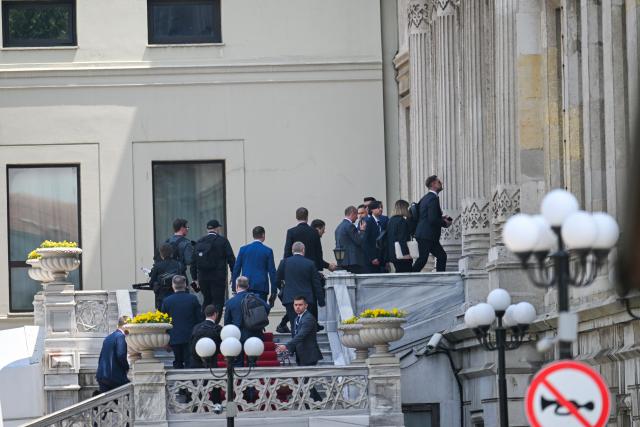 (250602) -- ISTANBUL, June 2, 2025 (Xinhua) -- Members of the Ukrainian delegation enter the Ciragan Palace in Istanbul, Türkiye, June 2, 2025. Ukrainian and Russian delegations resumed peace negotiations on Monday in Istanbul. (Xinhua/Liu Lei)