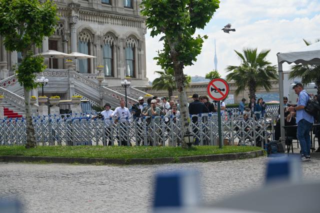 (250602) -- ISTANBUL, June 2, 2025 (Xinhua) -- Journalists wait outside the Ciragan Palace, where the Russia-Ukraine talks is held in Istanbul, Türkiye, June 2, 2025. Ukrainian and Russian delegations resumed peace negotiations on Monday in Istanbul. (Xinhua/Liu Lei)
