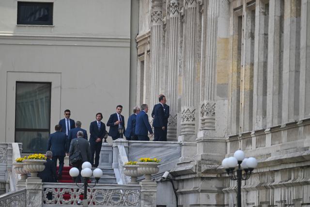 (250602) -- ISTANBUL, June 2, 2025 (Xinhua) -- Members of the Russian delegation enter the Ciragan Palace in Istanbul, Türkiye, June 2, 2025. Ukrainian and Russian delegations resumed peace negotiations on Monday in Istanbul. (Xinhua/Liu Lei)