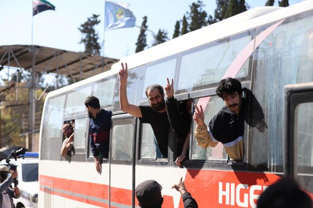 (250602) -- ALEPPO (SYRIA), June 2, 2025 (Xinhua) -- Freed prisoners flash victory signs on a bus after being released by the Syrian Democratic Forces (SDF) in Aleppo, northern Syria, on June 2, 2025. The Kurdish-led Syrian Democratic Forces (SDF) and Syrian interim authorities resumed a large-scale prisoner exchange in the northern city of Aleppo on Monday, signaling renewed efforts to ease tensions following weeks of disrupted coordination. (Str/Xinhua)
