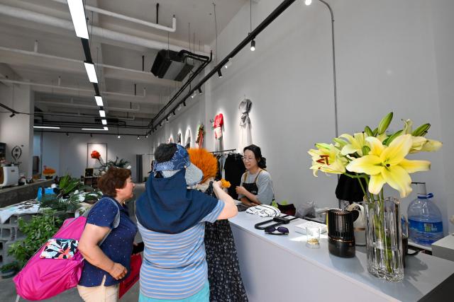 (250603) -- TIANJIN, June 3, 2025 (Xinhua) -- Citizens shop in a commercial block transformed from old factories in Tianjin Tractor Factory area, north China's Tianjin, May 30, 2025. Tianjin has actively implemented a renewal and upgrading program for central urban areas in recent years. A total of 40 urban renewal areas have been planned by far, focusing on the renovation of old residential areas, the protection and utilization of industrial relics and the reuse of idle assets.
   Through the urban area renewal, the city aims to improve people's living conditions, preserve and carry forward the historical heritage, promote the industrial renewal and expand new urban space, bringing vitality to the high-quality development of the region. (Xinhua/Sun Fanyue)