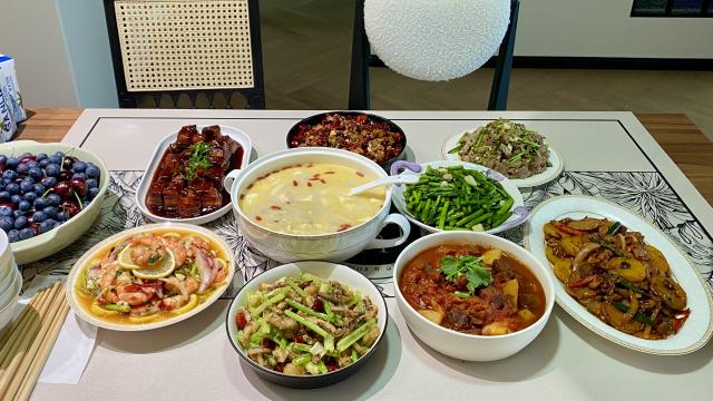 (250603) -- BEIJING, June 3, 2025 (Xinhua) -- This photo taken on April 29, 2025 shows dishes cooked by Xia Lu (not her real name) for her clients in Beijing, capital of China. TO GO WITH "China Focus: China's young kitchen wizards establishing careers as on-demand chefs" (Xinhua)