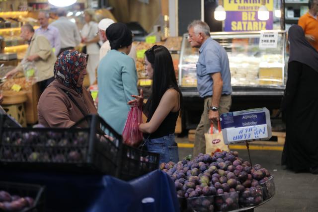 (250603) -- ANKARA, June 3, 2025 (Xinhua) -- People shop at a local market in Ankara, Türkiye, on June 3, 2025. Türkiye's annual inflation rate eased to 35.41 percent in May, according to the latest data released by the Turkish Statistical Institute on Tuesday. (Mustafa Kaya/Handout via Xinhua)