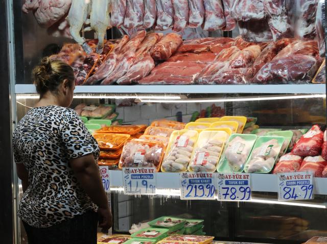 (250603) -- ANKARA, June 3, 2025 (Xinhua) -- A woman shops at a local market in Ankara, Türkiye, on June 3, 2025. Türkiye's annual inflation rate eased to 35.41 percent in May, according to the latest data released by the Turkish Statistical Institute on Tuesday. (Mustafa Kaya/Handout via Xinhua)