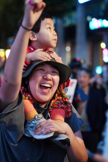(250603) -- SEOUL, June 3, 2025 (Xinhua) -- A supporter of Lee Jae-myung of South Korea's majority liberal Democratic Party celebrates while following the vote counting for South Korea's presidential election in Seoul, South Korea, June 3, 2025. Lee took a big lead in exit polls of the snap presidential election on Tuesday. (Photo by Jun Hyosang/Xinhua)
